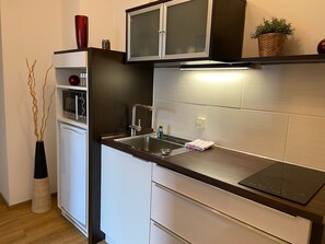 Réfrigérateur, micro-ondes, plaque de cuisson, cafetière/bouilloire