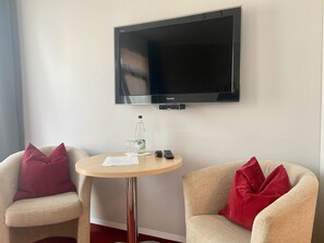 Interior - apartment for 4 people with kitchen & balcony, view of the Elbe & free Wi-Fi (Dresden)