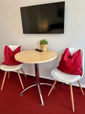 Dining - apartment for 4 people with kitchen & balcony, view of the Elbe & free Wi-Fi (Dresden)