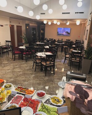 매일 현지식 무료 아침 식사 포함