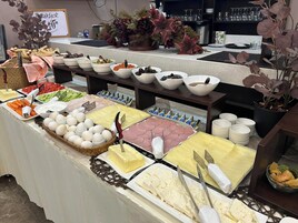 Desayuno con opciones de la cocina local incluido todos los días 