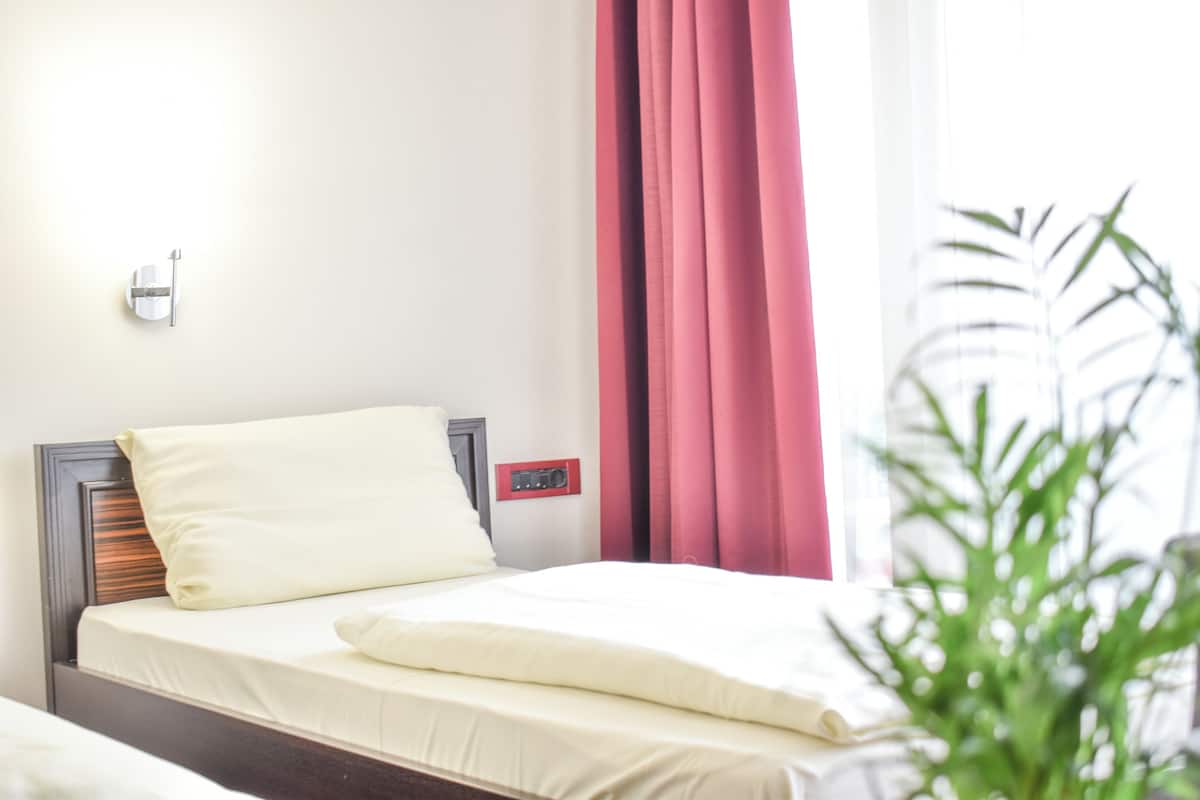 Eenvoudige kamer, 1 twee- of 2 eenpersoonsbedden | Een bureau, verduisterende gordijnen, geluiddichte muren, gratis wifi