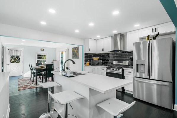 Fridge, microwave, oven, stovetop - Charming Lake Geneva Retreat for 8 (Lake Geneva)