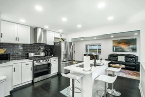 Fridge, microwave, oven, stovetop - Charming Lake Geneva Retreat for 8 (Lake Geneva)