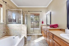 Bathroom - FREE LIMO, 2 ACRES Ranch 6 Rooms 4bath Sleeps 26 (Austin)