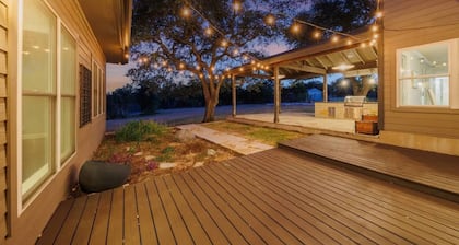 FREE LIMO, 2 ACRES Ranch 6 Rooms 4bath Sleeps 26