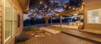 FREE LIMO, 2 ACRES Ranch 6 Rooms 4bath Sleeps 26