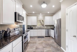 Batterie de cuisine, vaisselle et ustensiles