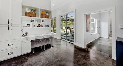 FREE LIMO, 2 ACRES Ranch 6 Rooms 4bath Sleeps 26