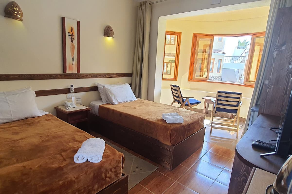 Habitación con 2 camas individuales, vista a la alberca | Wifi gratis