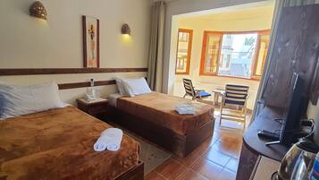 Habitación con 2 camas individuales, vista a la alberca | Wifi gratis