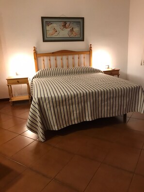 1 slaapkamer, een strijkplank/strijkijzer, wifi, beddengoed