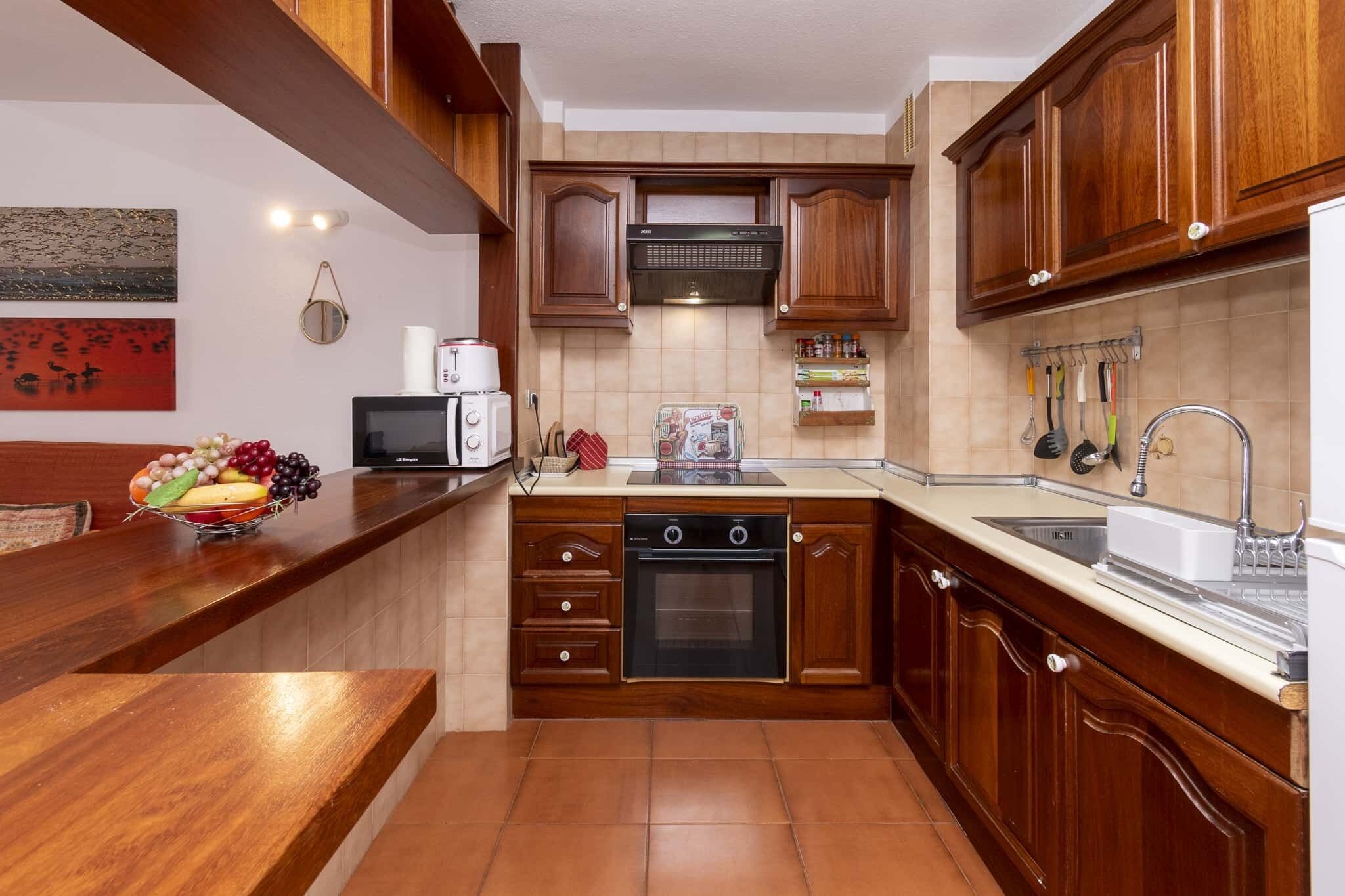 Køleskab, mikrobølgeovn, ovn, kogeplade