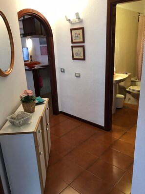 Een douche, een haardroger, handdoeken