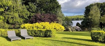 Copper Cove Cottage Romantic Lakeside Escape with Hot Tub, Sauna & Kayaks