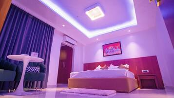 Caja de seguridad en la habitación y escritorio