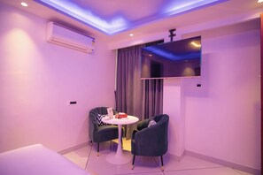 Luxury Double Room, 1 King Bed | In-room safe, desk, laptop workspace, blackout drapes