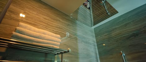 ラグジュアリー ダブルルーム キングベッド 1 台 | バスルーム | シャワー、ヘアドライヤー、タオル、石鹸