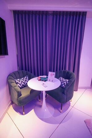 Luxe tweepersoonskamer, 1 kingsize bed | Een kluis op de kamer, een bureau, een laptopwerkplek