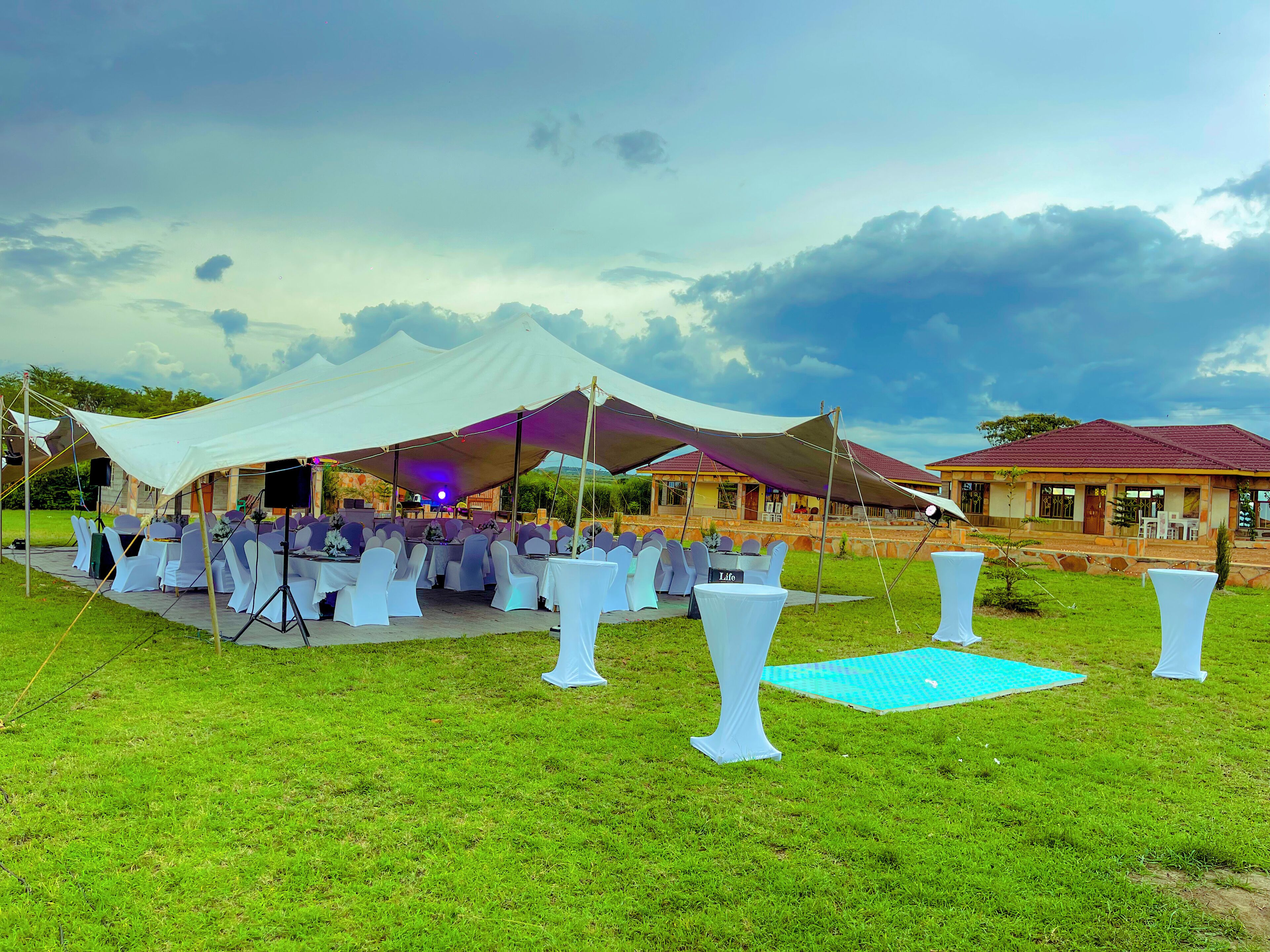 施設の正面 (日没後)