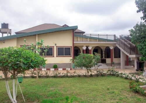 Spacious 5-bedroom villa with WiFi and AC in enchanting Kumasi