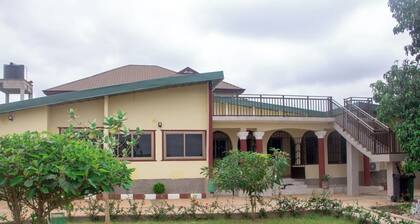 Spacious 5-bedroom villa with WiFi and AC in enchanting Kumasi