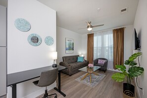 Smart TV, fireplace - Resort Feel 1BR-KING Bed-Pool-Hot Tub-Gym-Gated-Wifi-Elevator-Pet-Moffitt Cancer (Tampa)