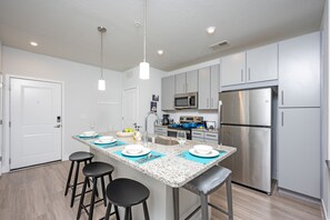 Fridge, microwave, oven, stovetop - Resort Feel 1BR-KING Bed-Pool-Hot Tub-Gym-Gated-Wifi-Elevator-Pet-Moffitt Cancer (Tampa)