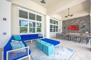 Smart TV, fireplace - Resort Feel 1BR-KING Bed-Pool-Hot Tub-Gym-Gated-Wifi-Elevator-Pet-Moffitt Cancer (Tampa)