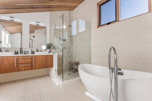 Shower, hair dryer, towels - Cedar Loft Villa - 3BR with Rooftop Views and Luxe Amenities (Los Angeles)