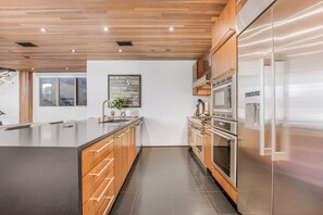 冷蔵庫、電子レンジ、オーブン、コンロ