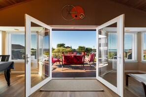 TV, fireplace - Welcome to 'Ocean Oasis' Located on Park Hill in Cambria! (Cambria)