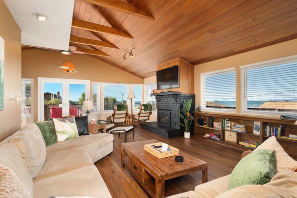 TV, fireplace - Welcome to 'Ocean Oasis' Located on Park Hill in Cambria! (Cambria)