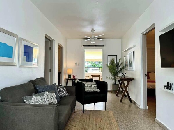 Televisión y oficina 