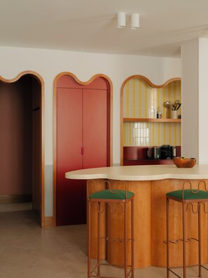 Familie appartement | Privékeuken | Een koelkast, een microgolfoven, een kookplaat, een vaatwasser