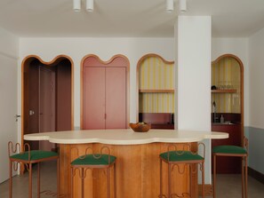 Familie appartement | Privékeuken | Een koelkast, een microgolfoven, een kookplaat, een vaatwasser