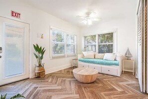 Fernseher, Tischfußball, Stereoanlage, Arbeitsbereiche