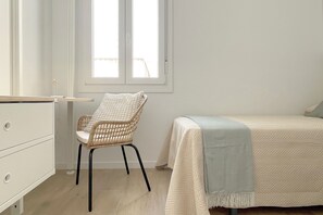 3 chambres, bureau, fer et planche à repasser, lit parapluie