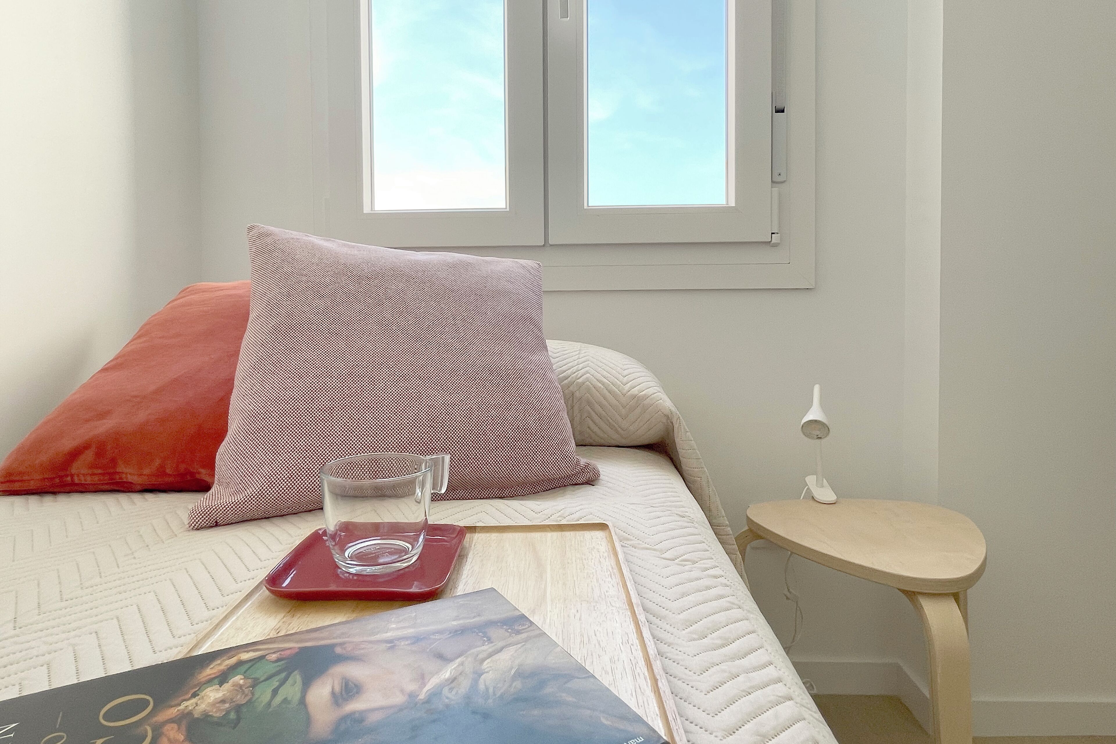 3 slaapkamers, een bureau, een strijkplank/strijkijzer, reisbedje