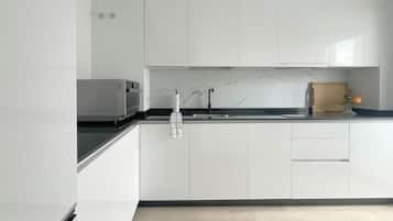 Refrigerador, microondas, horno, placa de cocina