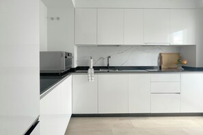 Réfrigérateur, micro-ondes, four, plaque de cuisson