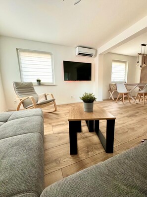 Smart-TV, DVD-Player, Bücher