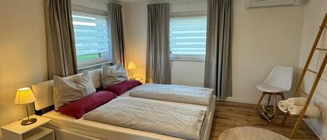 2 bedrooms, travel crib, free WiFi, bed sheets