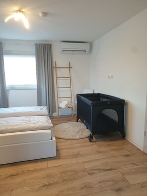 2 bedrooms, travel cot, free WiFi, bed sheets
