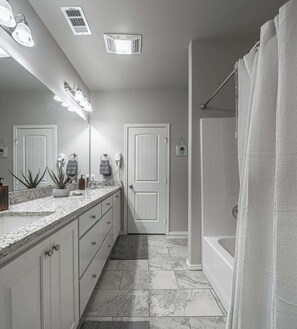 Shower, hair dryer - Beautiful Shallowater B - 3BR/2BA - New House (Shallowater)