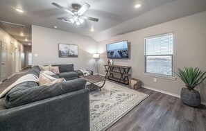 TV - Beautiful Shallowater B - 3BR/2BA - New House (Shallowater)