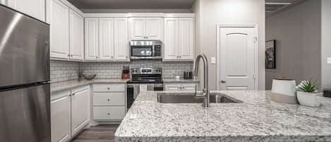 Réfrigérateur, micro-ondes, four, plaque de cuisson