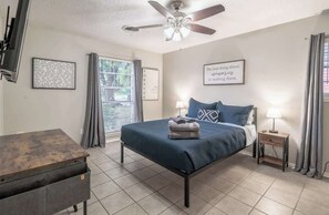 4 bedrooms, iron/ironing board, WiFi, bed sheets - Caprock Courtside - 4BR/2BA - Centrally Located (Lubbock)