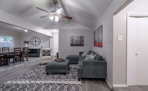 TV, offices - Caprock Courtside - 4BR/2BA - Centrally Located (Lubbock)