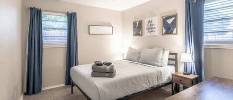 4 habitaciones, tabla de planchar con plancha, wifi y ropa de cama